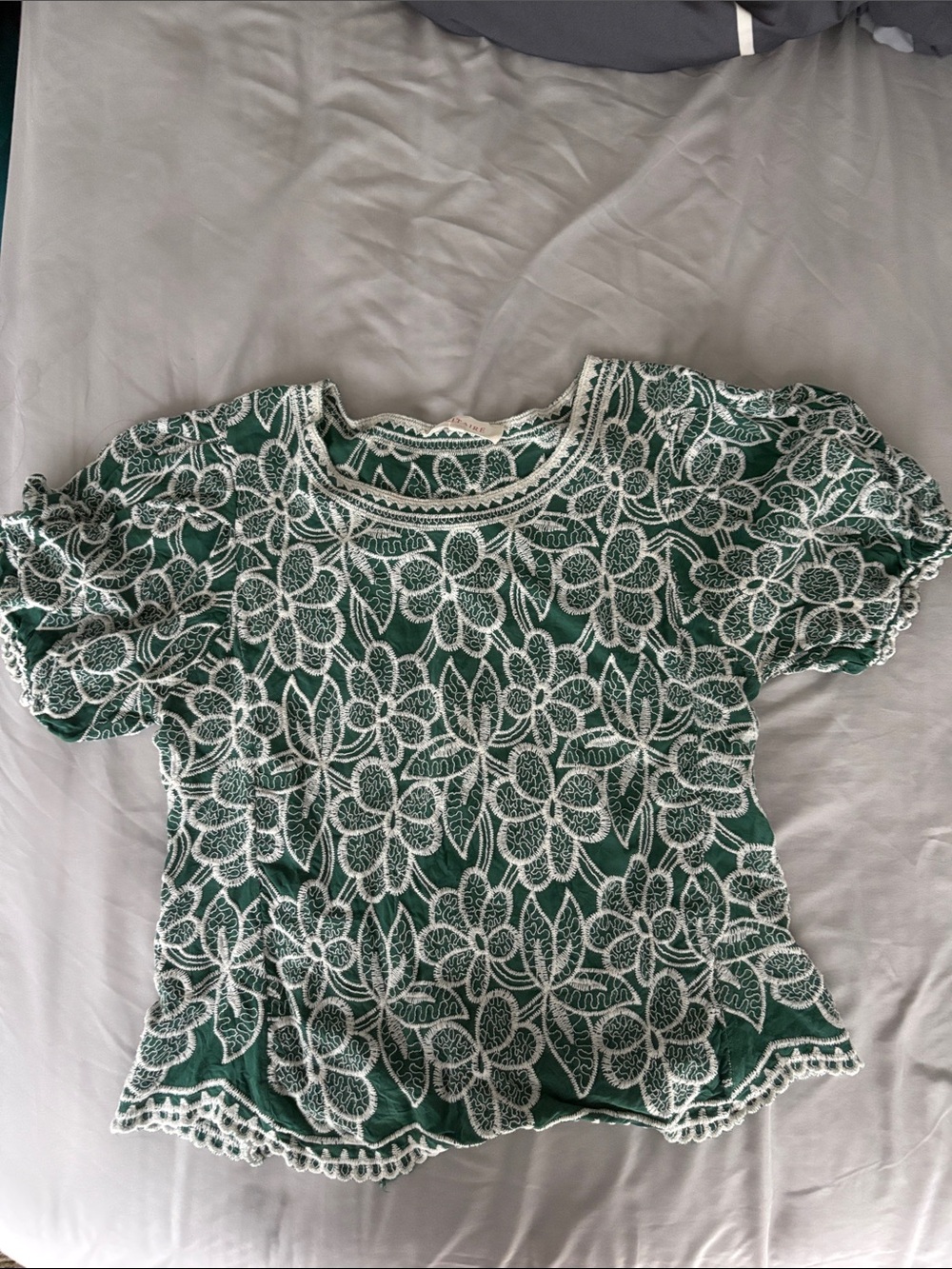 Solitaire Green Floral Lace Crewneck Top